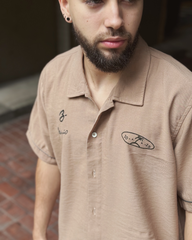 Camisa Unisex Menos Penas Mas Playa Caqui Boxy Fit (Rayón)