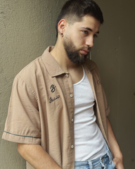 Camisa Unisex Menos Penas Mas Playa Caqui Boxy Fit (Rayón)