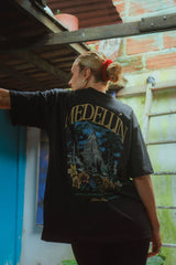 PREVENTA Camiseta Media Oversize Medellín Florece Negra (250 grs)