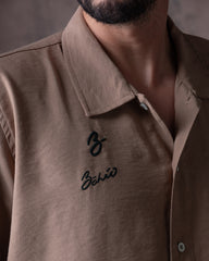 Camisa Unisex Menos Penas Mas Playa Caqui Boxy Fit (Rayón)