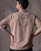 Camisa Unisex Menos Penas Mas Playa Caqui Boxy Fit (Rayón)