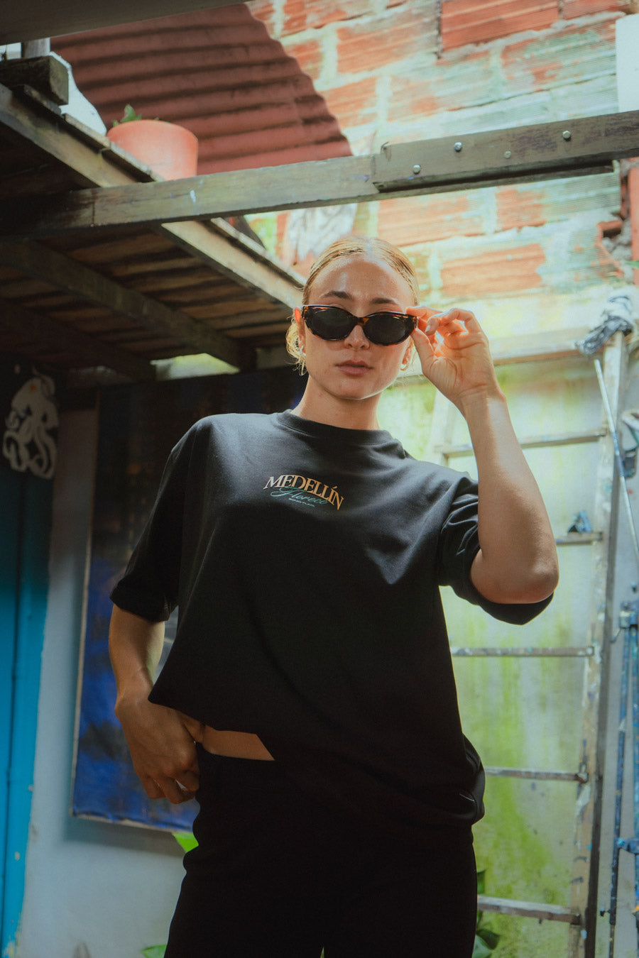 PREVENTA Camiseta Media Oversize Medellín Florece Negra (250 grs)