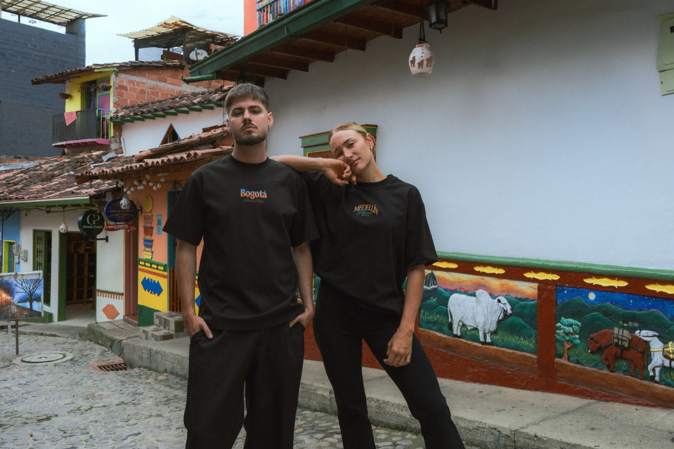 PREVENTA Camiseta Media Oversize Medellín Florece Negra (250 grs)
