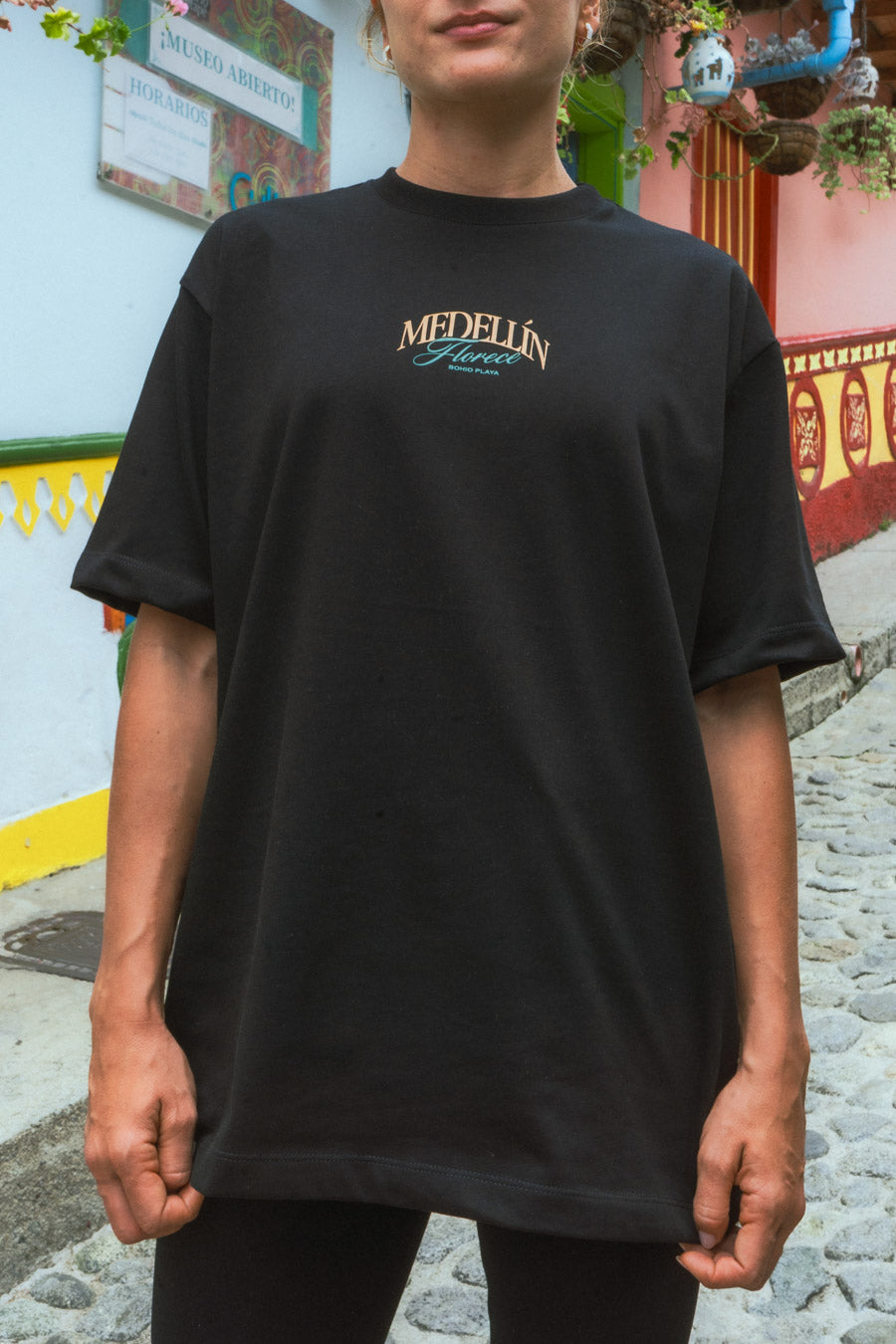 PREVENTA Camiseta Media Oversize Medellín Florece Negra (250 grs)