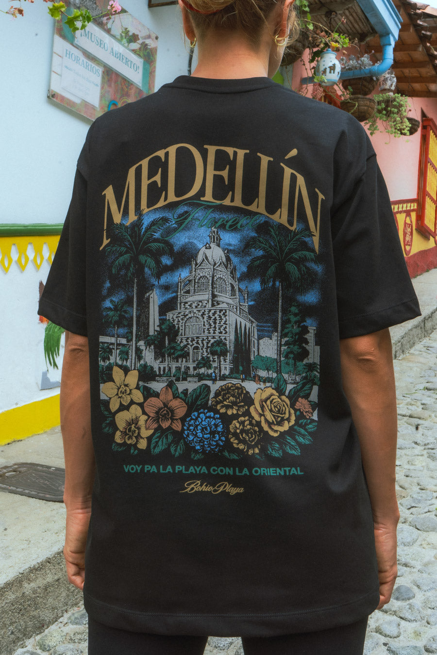 PREVENTA Camiseta Media Oversize Medellín Florece Negra (250 grs)