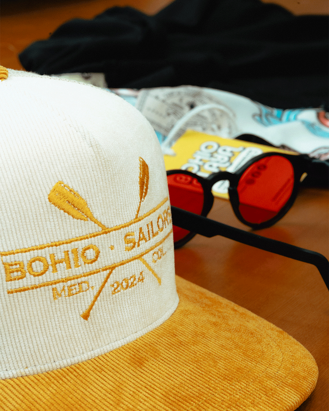 Gorra Trucker Sailors X Bohío amarilla (Corduroy)