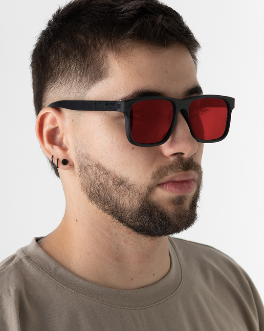 Gafas cuadradas negras lente rojo (Hechas con plástico) incluye estuche