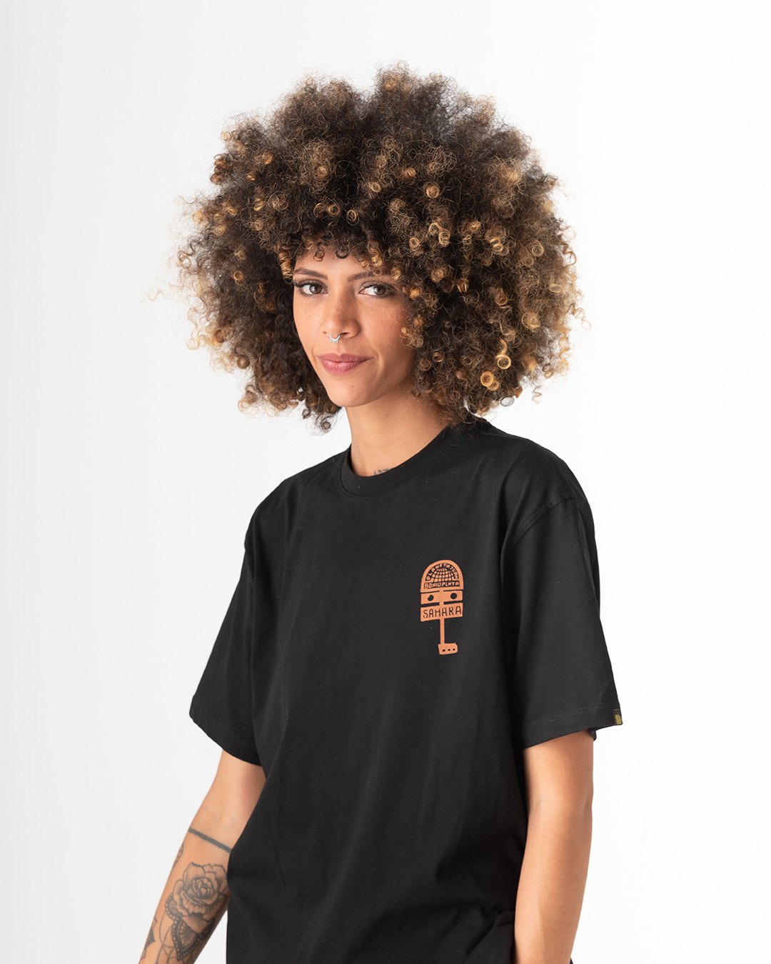 Camiseta unisex Sahara Planeta Juan X Bohío negra Medio oversize (Algodón 220gr)