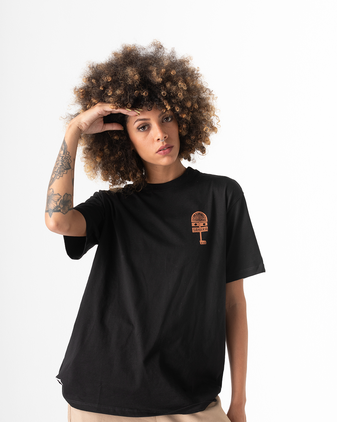 Camiseta unisex Sahara Planeta Juan X Bohío negra Medio oversize (Algodón 220gr)