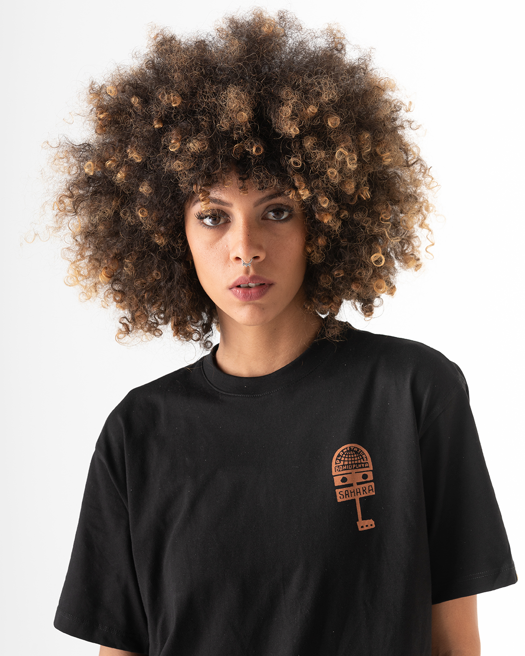 Camiseta unisex Sahara Planeta Juan X Bohío negra Medio oversize (Algodón 220gr)