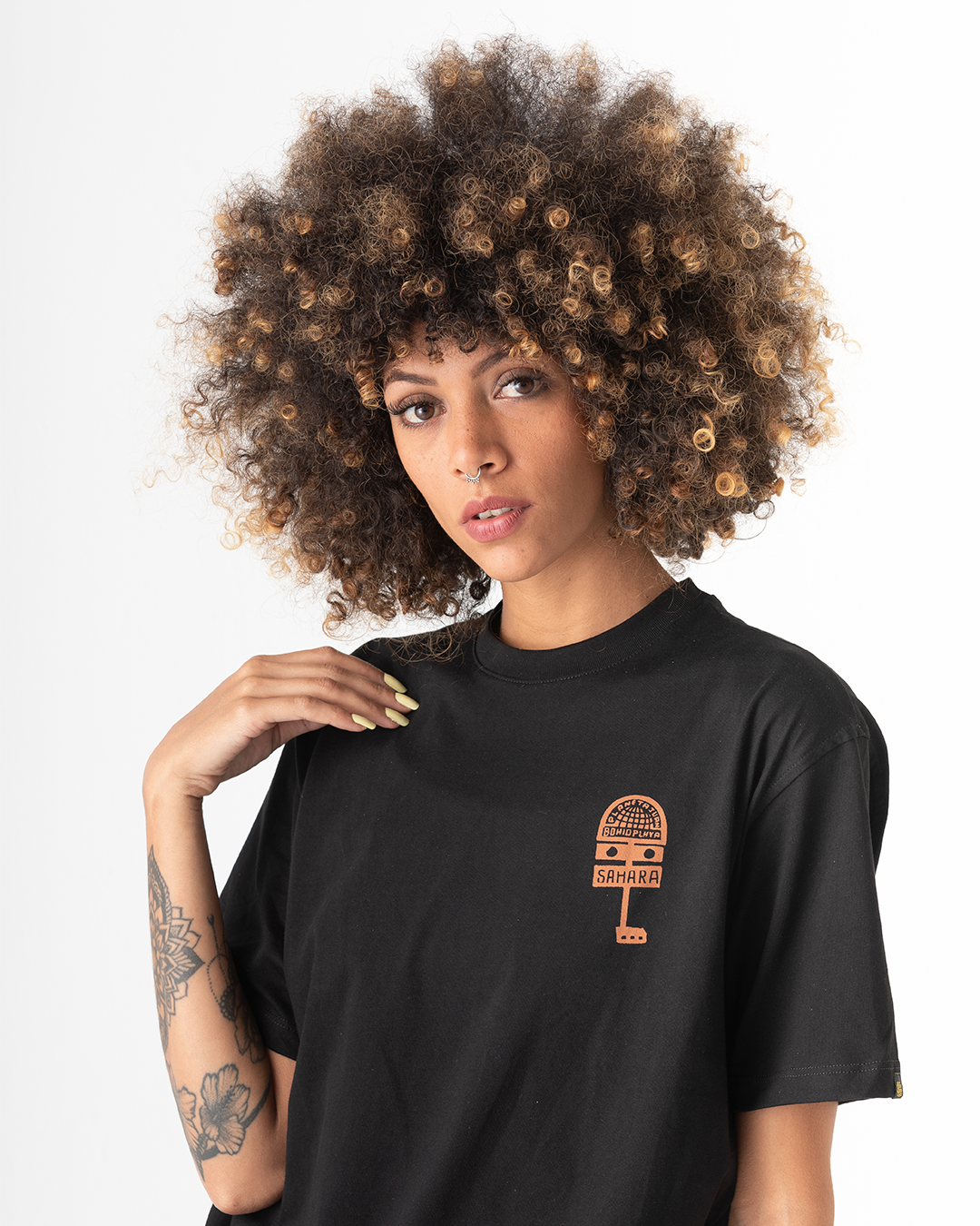 Camiseta unisex Sahara Planeta Juan X Bohío negra Medio oversize (Algodón 220gr)