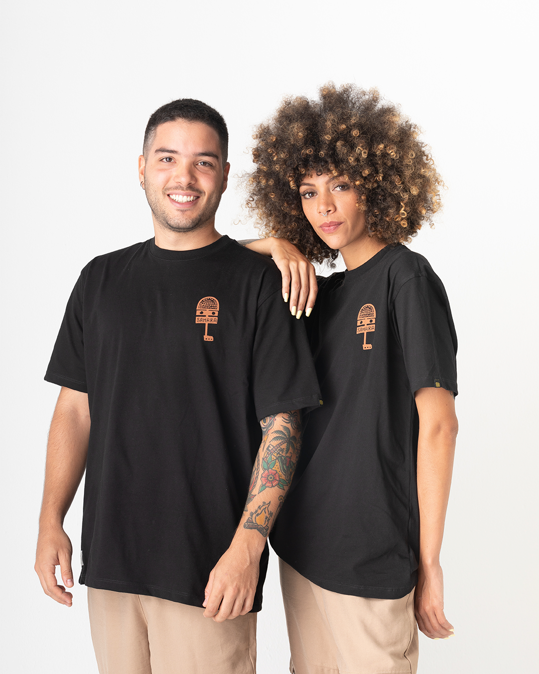 Camiseta unisex Sahara Planeta Juan X Bohío negra Medio oversize (Algodón 220gr)