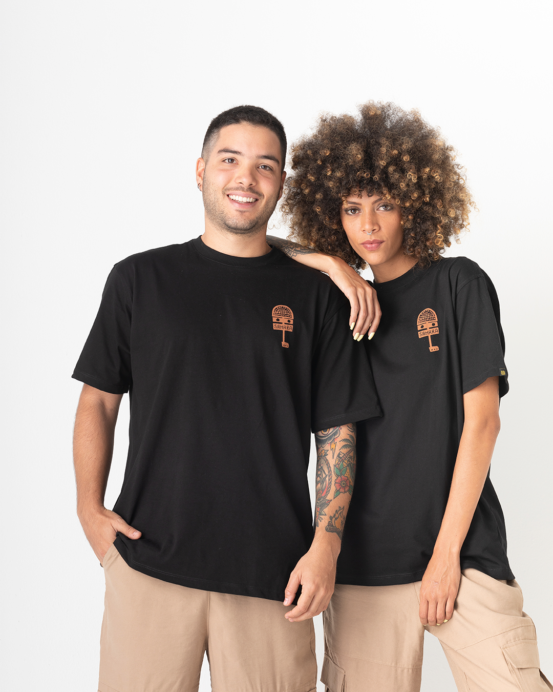 Camiseta unisex Sahara Planeta Juan X Bohío negra Medio oversize (Algodón 220gr)