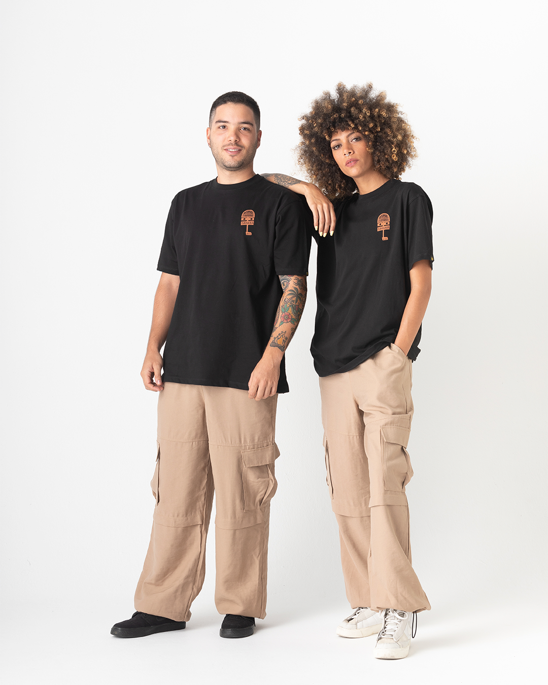 Camiseta unisex Sahara Planeta Juan X Bohío negra Medio oversize (Algodón 220gr)