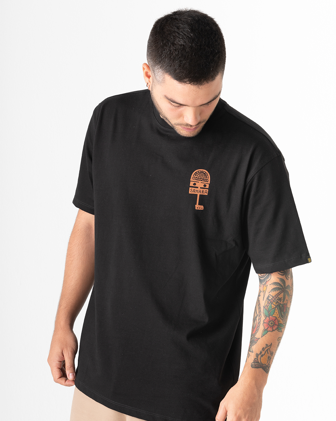 Camiseta unisex Sahara Planeta Juan X Bohío negra Medio oversize (Algodón 220gr)